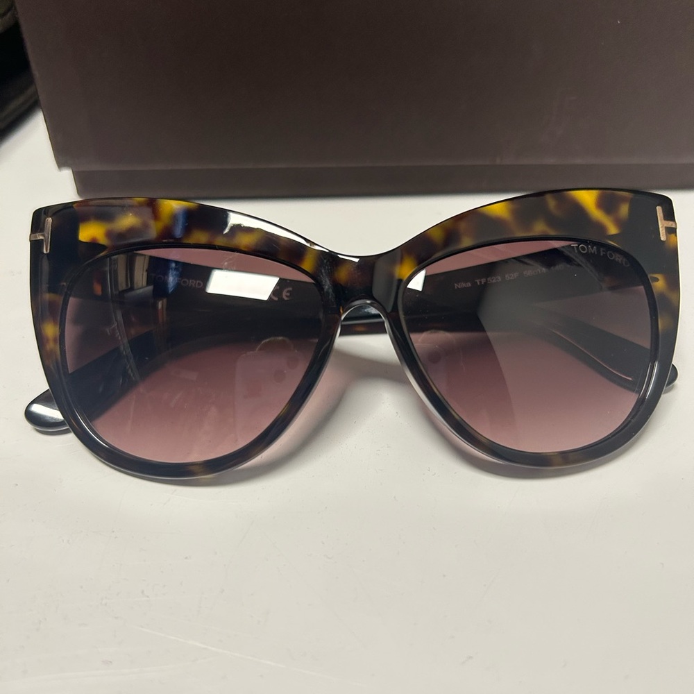 Tom Ford Nika cat eye sunglasses, with Case, box, and unopened cleaning cloth - Picture 2 of 8